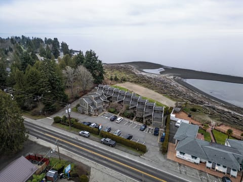 #201 Lower Garden View Suite at Shorewater Resort, Qualicum Beach Apartment in Qualicum Beach