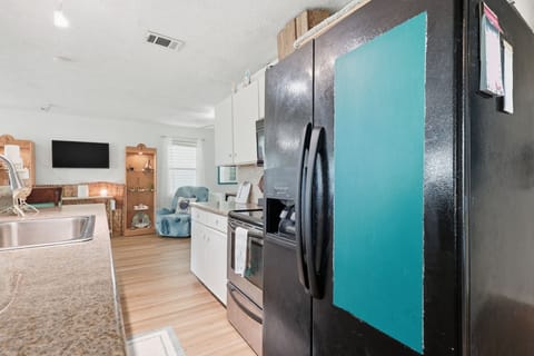 House, 4 Bedrooms | Private kitchen | Fridge, oven, coffee/tea maker, toaster