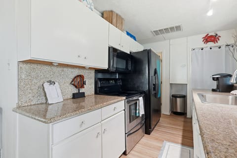 House, 4 Bedrooms | Private kitchen | Fridge, oven, coffee/tea maker, toaster