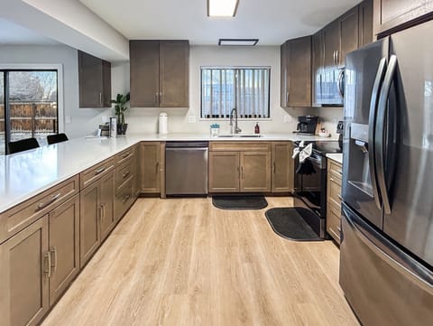 House, 3 Bedrooms | Private kitchen | Fridge, oven, coffee/tea maker, toaster