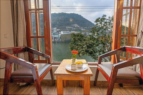 Deluxe Double Room, Lake View | Dining