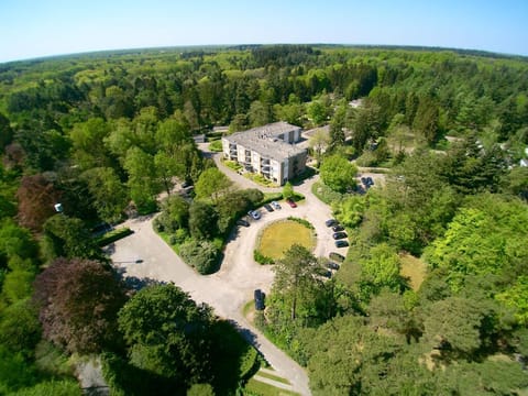 Escape to a tranquil forest-side retreat with easy parking.