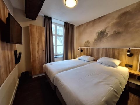 Unit with comfortable bed