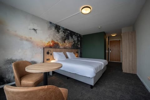 Unit with 2 Twin beds. Exact unit will be assigned upon arrival. Views, colors, and decor may vary.