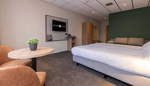 Unit with 2 Twin beds and 1 sofa bed. Exact unit will be assigned upon arrival. Views, colors, and decor may vary.