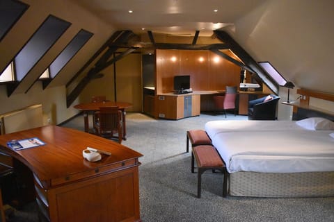 Unit with 2 Single beds. Exact unit will be assigned upon arrival. Views, colors, and decor may vary.