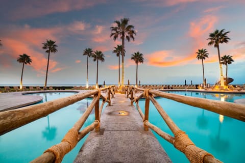3 outdoor pools, free cabanas, pool umbrellas