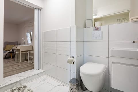 Deluxe Condo, Mountain View | Bathroom | Shower, hair dryer, towels, soap