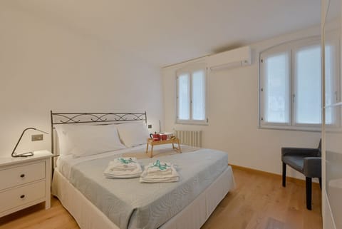 A cozy 100 square meters apartment, perfect for four people, located between the first and third floors of a typical Cinque Terre townhouse (NO elevator).The property, thanks to a large terrace, enjoys fantastic views of the sea and mountains and is just Apartment in Riomaggiore