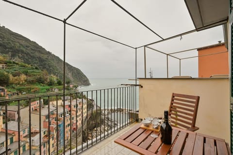 A cozy 100 square meters apartment, perfect for four people, located between the first and third floors of a typical Cinque Terre townhouse (NO elevator).The property, thanks to a large terrace, enjoys fantastic views of the sea and mountains and is just Apartment in Riomaggiore