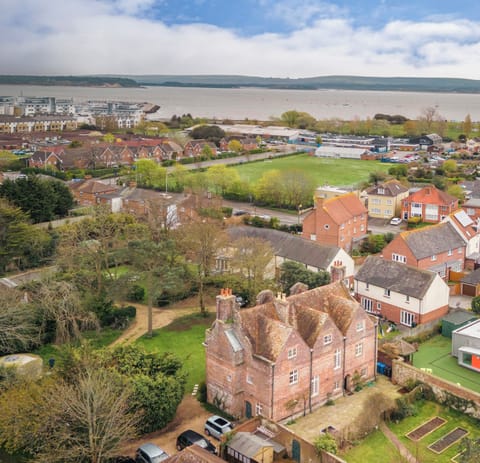 To The Manor Born - Luxury retreat, cinema, hot tub, pool table, beach and Quay House in Poole
