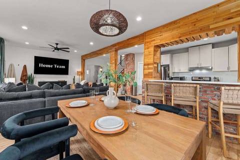 Good food, great company, zero clean-up stress! Our dining space is the ultimate spot to eat, sip, and make memories that taste as good as they feel.