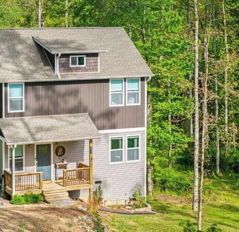 A cozy, modern home set into the landscape—thoughtfully designed for comfort, privacy, and an easy mountain stay.
