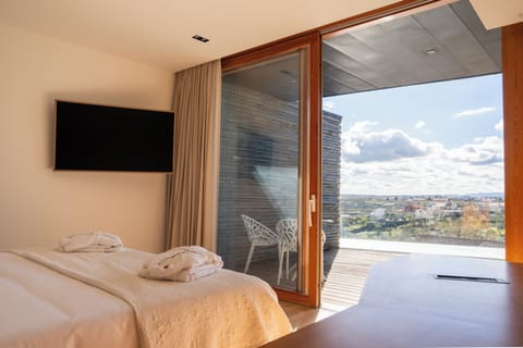 Suite | In-room safe, desk, blackout drapes, soundproofing