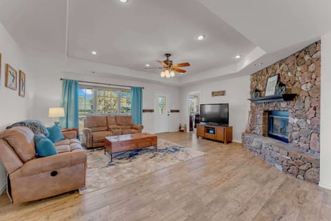 Spacious living room right when you walk in