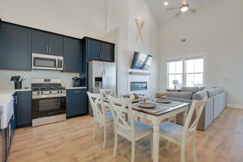 Dining Area | Dishware/Flatware Provided | 1st Floor