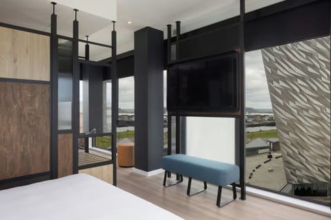 Room, 1 Queen Bed, Corner (View) | Hypo-allergenic bedding, minibar, in-room safe, desk