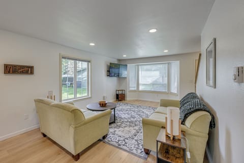 Arlington Vacation Rental | 2BR | 2BA | 1,120 Sq Ft