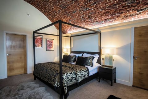 The Officers Mess - Coastal Retreat - Sleeps 10 House in Freshwater