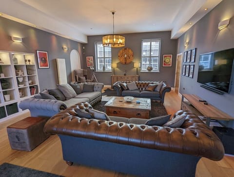 The Officers Mess - Coastal Retreat - Sleeps 10 House in Freshwater