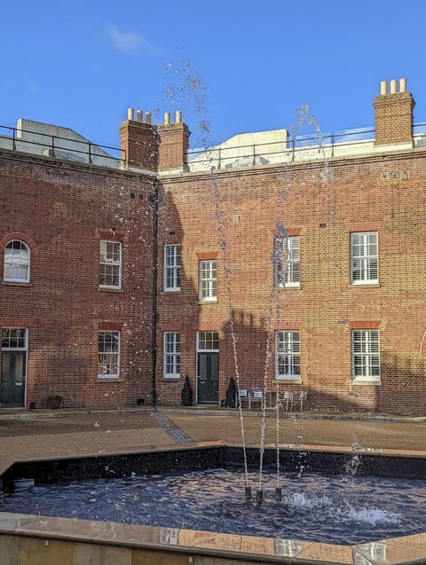 The Officers Mess - Coastal Retreat - Sleeps 10 House in Freshwater