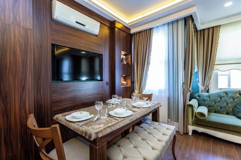 Superior Apartment, 1 Bedroom | Dining
