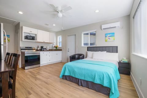 Spacious private studio with King Bed, Kitchen and Full Bathroom