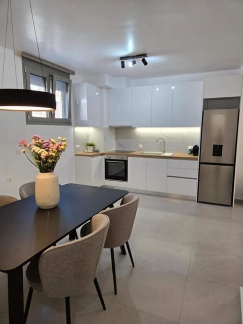Family House, City View | Dining