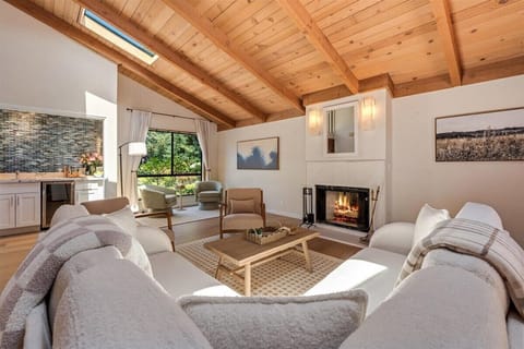 Welcome to 'The Driftwood Daydream' ~ Walk to the Beach!
