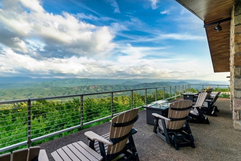 Welcome to Bluff Mountain Estate - Incredible Mountain Views Await!