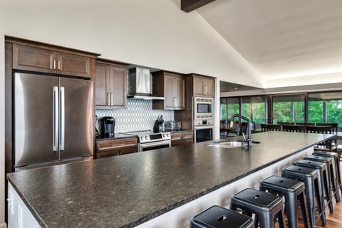 Gourmet Kitchen w/ Island - Lodge