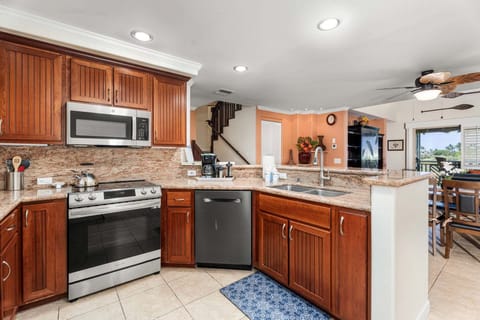 The well-equipped kitchen makes it easy to prepare meals