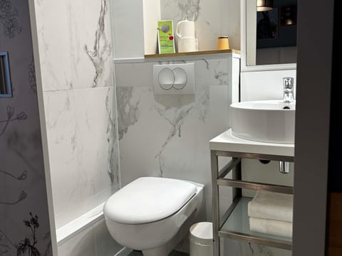 Room, 1 Twin Bed | Premium bedding, blackout drapes, iron/ironing board, free WiFi