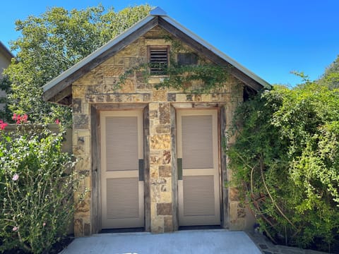 Primrose Place; spring-fed creek with spacious yard & porch House in Rio Grande