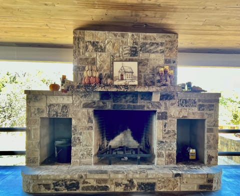 Primrose Place; spring-fed creek with spacious yard & porch House in Rio Grande