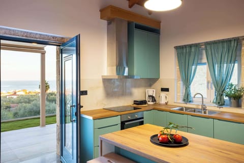 Kitchen with direct access to the outside