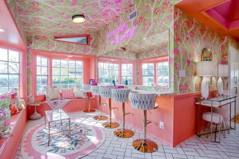 Beauty Bar with Seating for 10 near the Stockyards