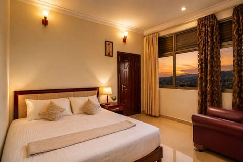 Deluxe Studio, 1 King Bed, Balcony, City View | Desk, laptop workspace, iron/ironing board (on request), WiFi (free)