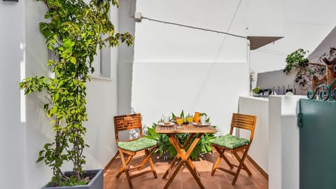 This intimate sunlit terrace is perfect for slow breakfasts, fresh orange juice and warm coastal mornings. 

#PraiaDaLuz #AlgarveSun #PrivateTerrace #OutdoorLiving #Portugal #PT #Algarve #Lagos
