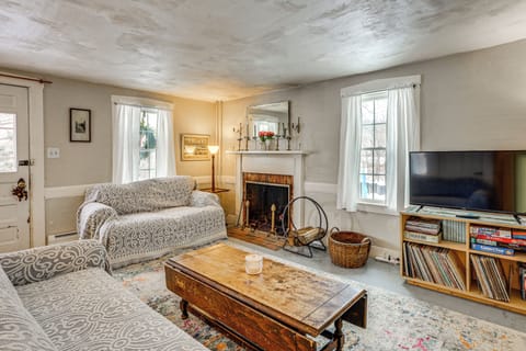 Arlington Vacation Rental | 3BR | 2BA | Steps Required | 1,500 Sq Ft