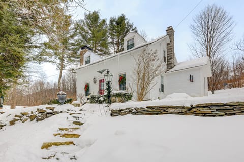 Arlington Vacation Rental | 3BR | 2BA | Steps Required | 1,500 Sq Ft