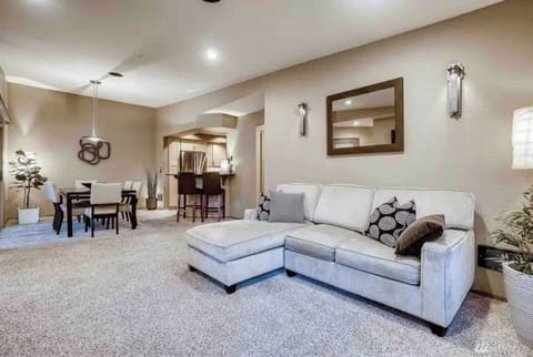 Downtown Bellevue 2BR Condo Free Reserved Parking Apartment in Bellevue