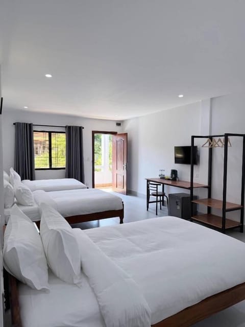 Standard Triple Room | Desk, laptop workspace, free WiFi