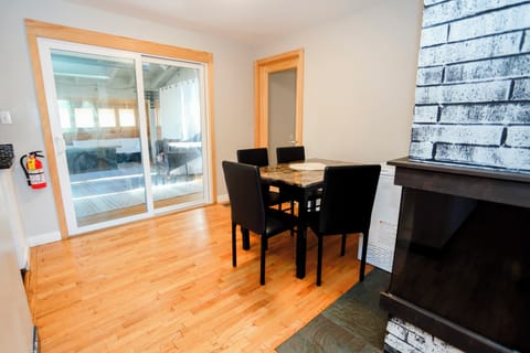 Elegant home with private covered patio and very close to the airport. House in SeaTac