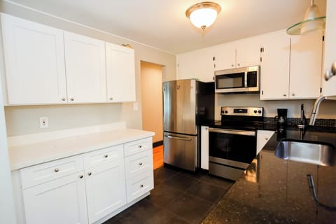 Elegant home with private covered patio and very close to the airport. House in SeaTac