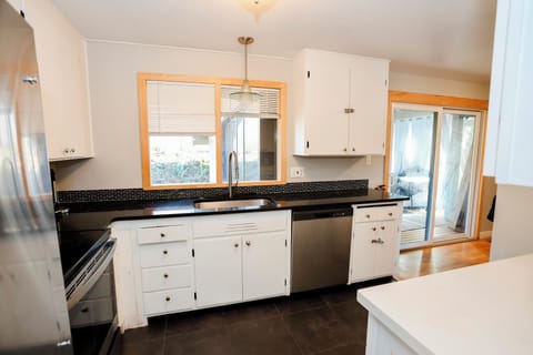 Elegant home with private covered patio and very close to the airport. House in SeaTac