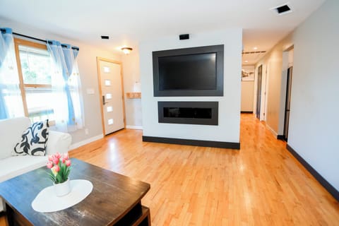 Elegant home with private covered patio and very close to the airport. House in SeaTac