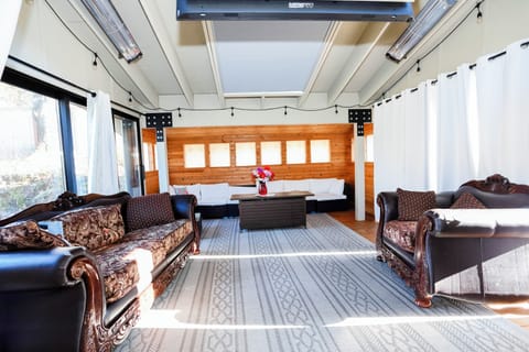 Elegant home with private covered patio and very close to the airport. House in SeaTac