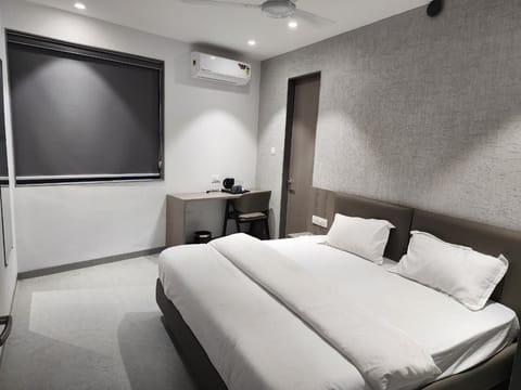 Deluxe Room | In-room safe, desk, laptop workspace, soundproofing