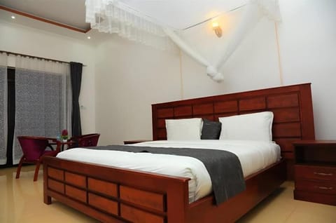 Classic Double Room | Desk, laptop workspace